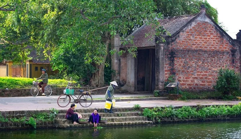 Cổng làng Mông Phụ làng cổ Đường Lâm