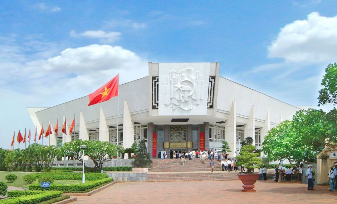 Kiến trúc Bảo tàng Hồ Chí Minh trong tour du lịch Hà Nội 2/9