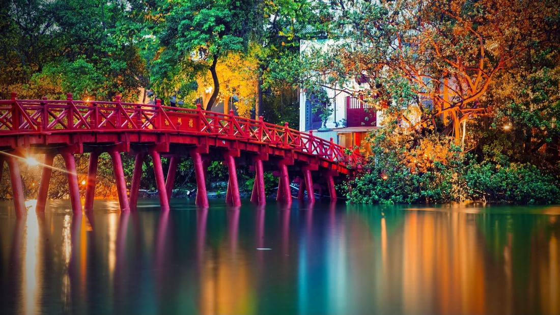 Đền Ngọc Sơn bên Hồ Gươm
