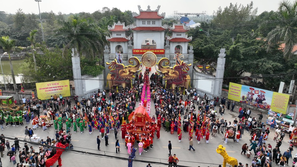 Lễ hội Hà Nội - Rước kiệu tại đền Hai Bà Trưng