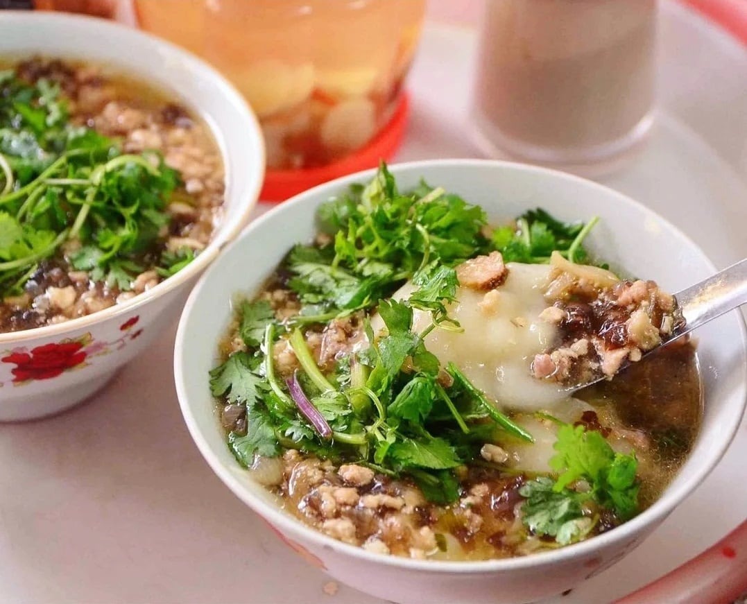 Bánh đúc nóng Hà Nội thơm ngon