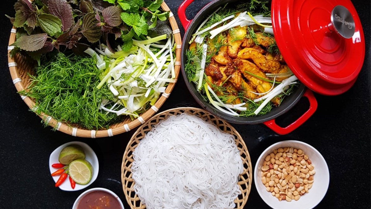 Thưởng thức chả cá Lã Vọng thơm ngon