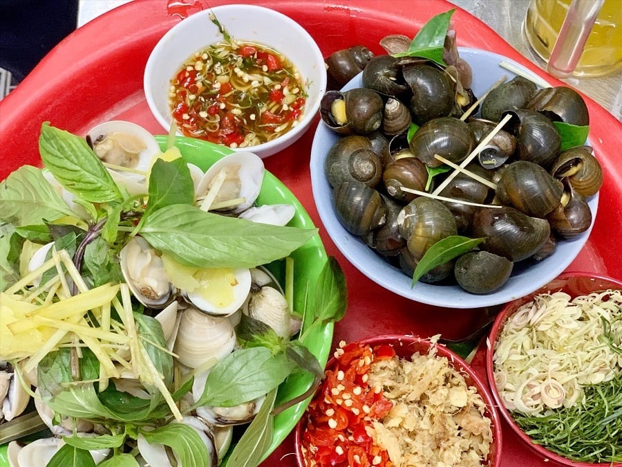 Ốc luộc Hà Nội ăn kèm nước chấm cay nhẹ
