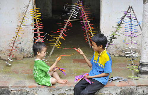 Trải nghiệm làm chuồn chuồn tre tại làng nghề truyền thống Hà Nội Thạch Xá