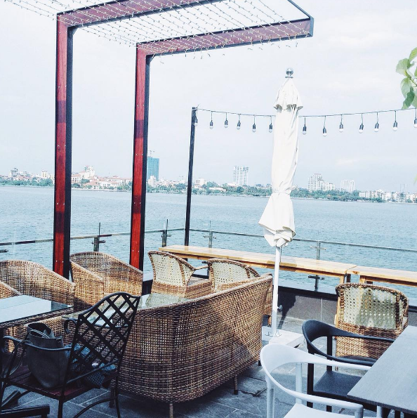 Bàn ghế tone nâu quán cà phê Hồ Tây