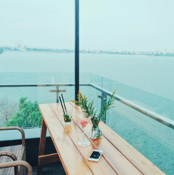 Du lịch Hà Nội ghé quán cà phê view siêu đẹp ở Hồ Tây