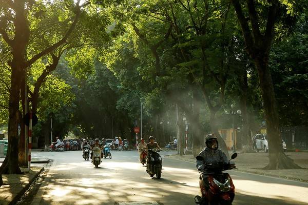 Phố phường Hà Nội bình yên trong nắng thu
