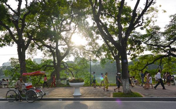 Ánh nắng thu rực rỡ khi đi du lịch Hà Nội