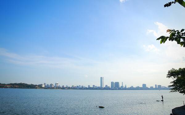 Trời thu xanh thẳm khi đi du lịch Hà Nội