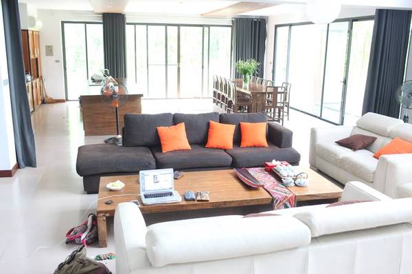 Hồ bơi lát gạch xanh ngọc bích cực chill