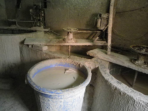 Nghệ nhân thực hiện công đoạn tạo hình tỉ mỉ tại làng gốm Bát Tràng