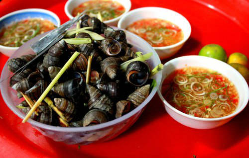 Ốc luộc nóng hổi thơm ngon chuẩn vị ẩm thực Hà Nội