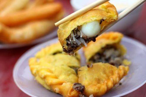 Bánh gối và bánh rán mặn phố Lý Quốc Sư