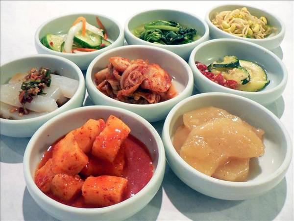 Đồ ăn kèm với Dwaeji gukbap Busan