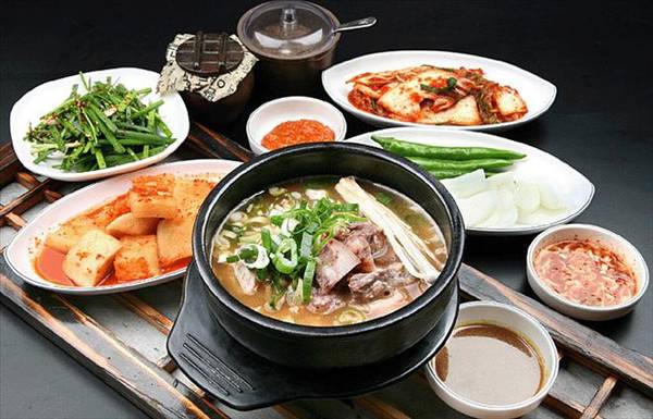 du-lich-han-quoc-dung-quen-thuong-thuc-“dwaeji-gukbap”-ivivu-1