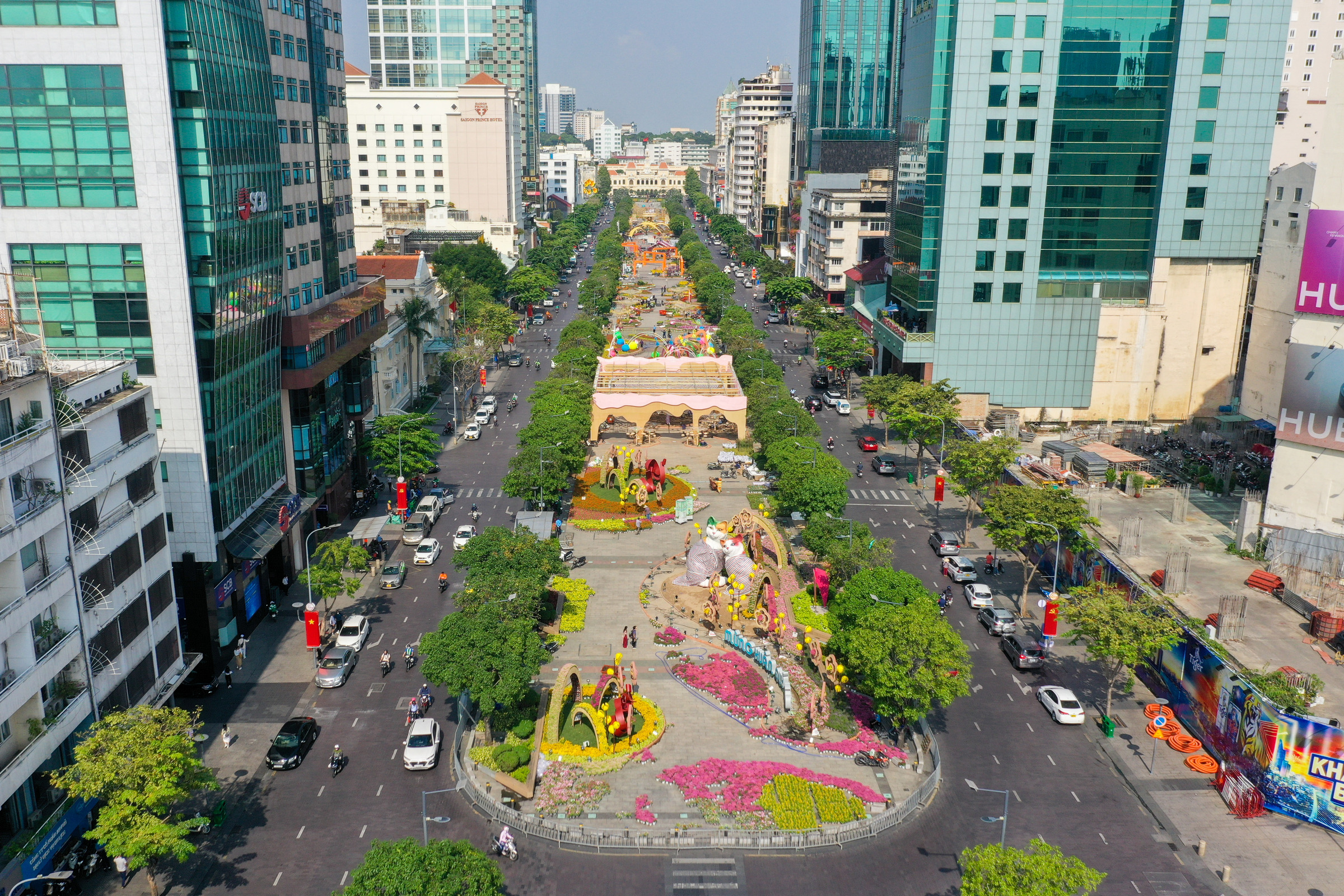 Không gian vui chơi nhộn nhịp về đêm Phố đi bộ Nguyễn Huệ rực rỡ sắc màu