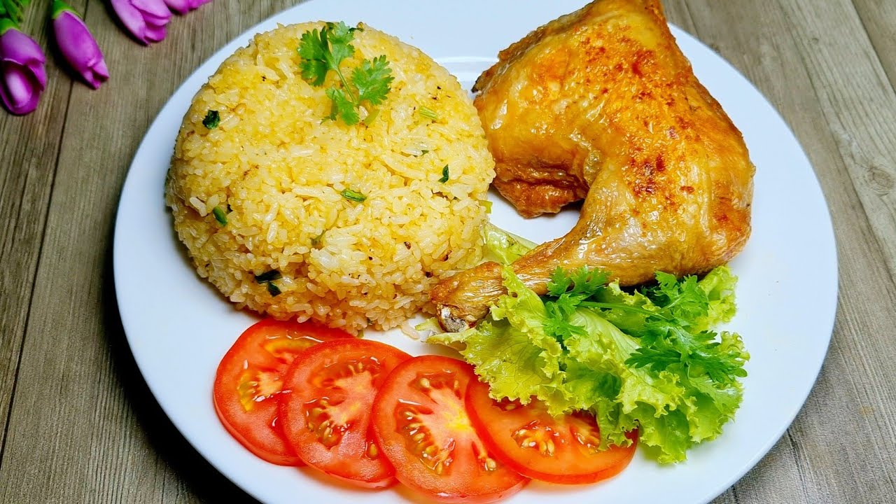 Đĩa cơm vàng ươm cùng đùi gà da giòn rụm Cơm gà xối mỡ giòn rụm