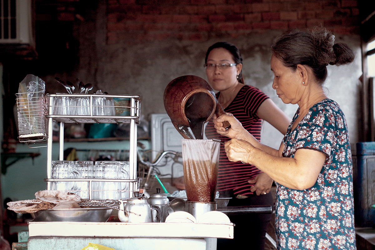 Ly cà phê sữa đá đậm đà hương vị xưa Cà phê vợt Phan Đình Phùng