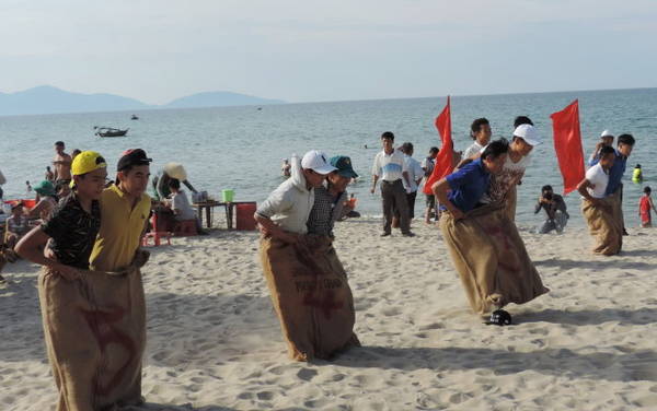 Du khách trong nước và nước ngoài hào hứng tham gia cuộc thi - Ảnh: Hoàng Duy
