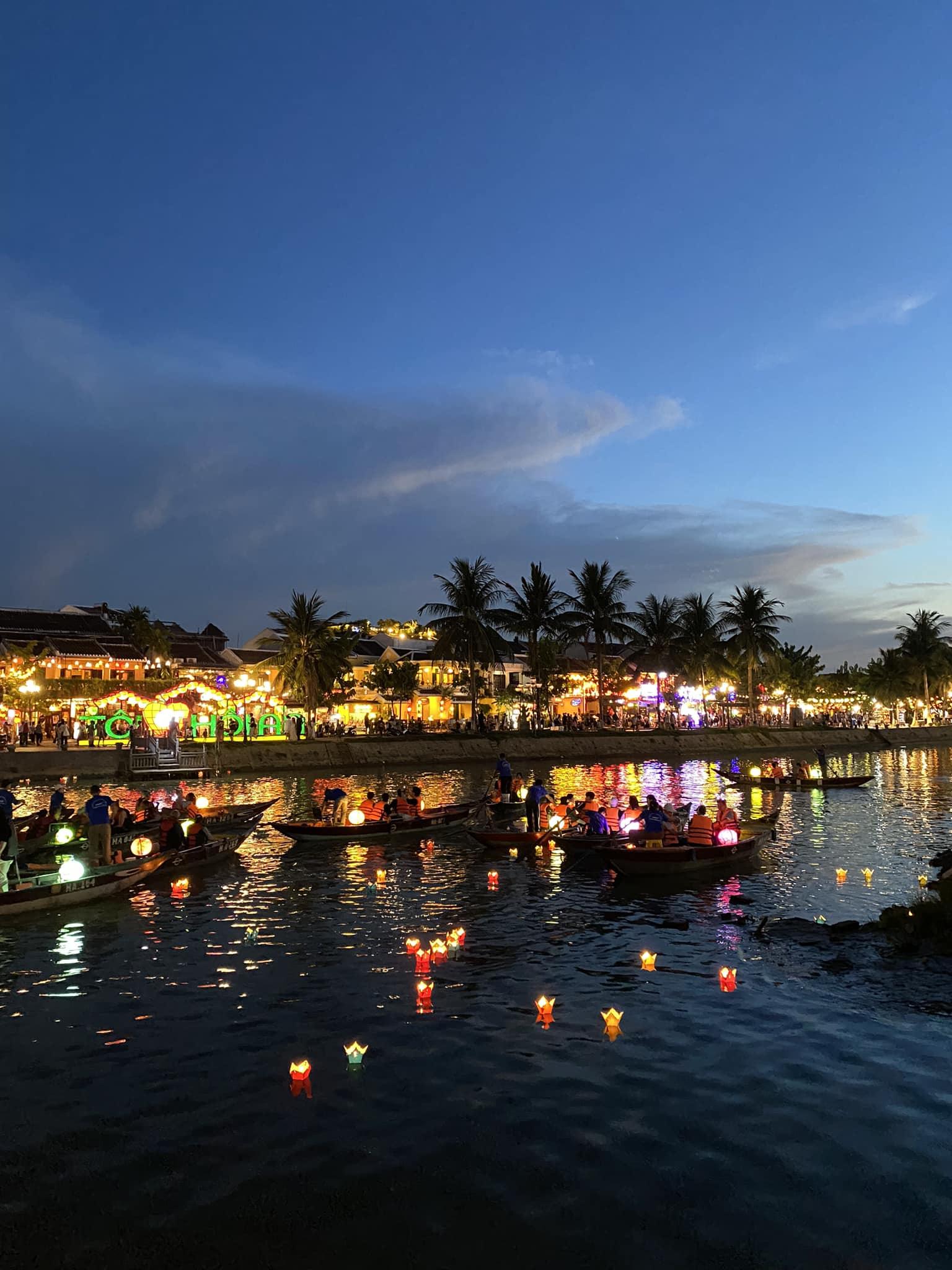 Buổi tối trên sông Hoài khi du lịch Hội An