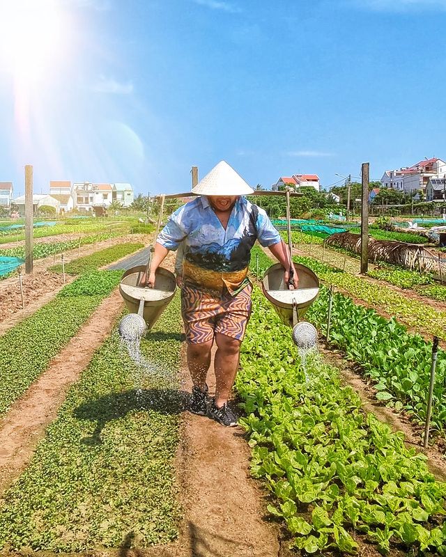 Trải nghiệm trồng rau tại làng Trà Quế