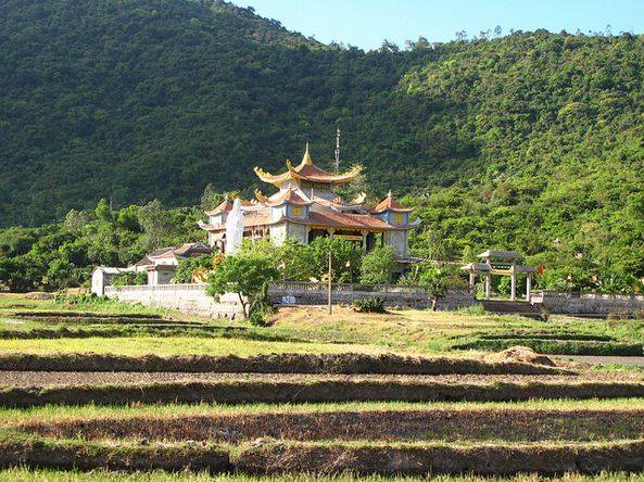 Leo núi ngắm toàn cảnh Cù Lao Chàm trong trải nghiệm du lịch Hội An