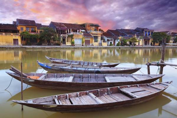 Đường phố vắng vào buổi sớm mai ở Hội An