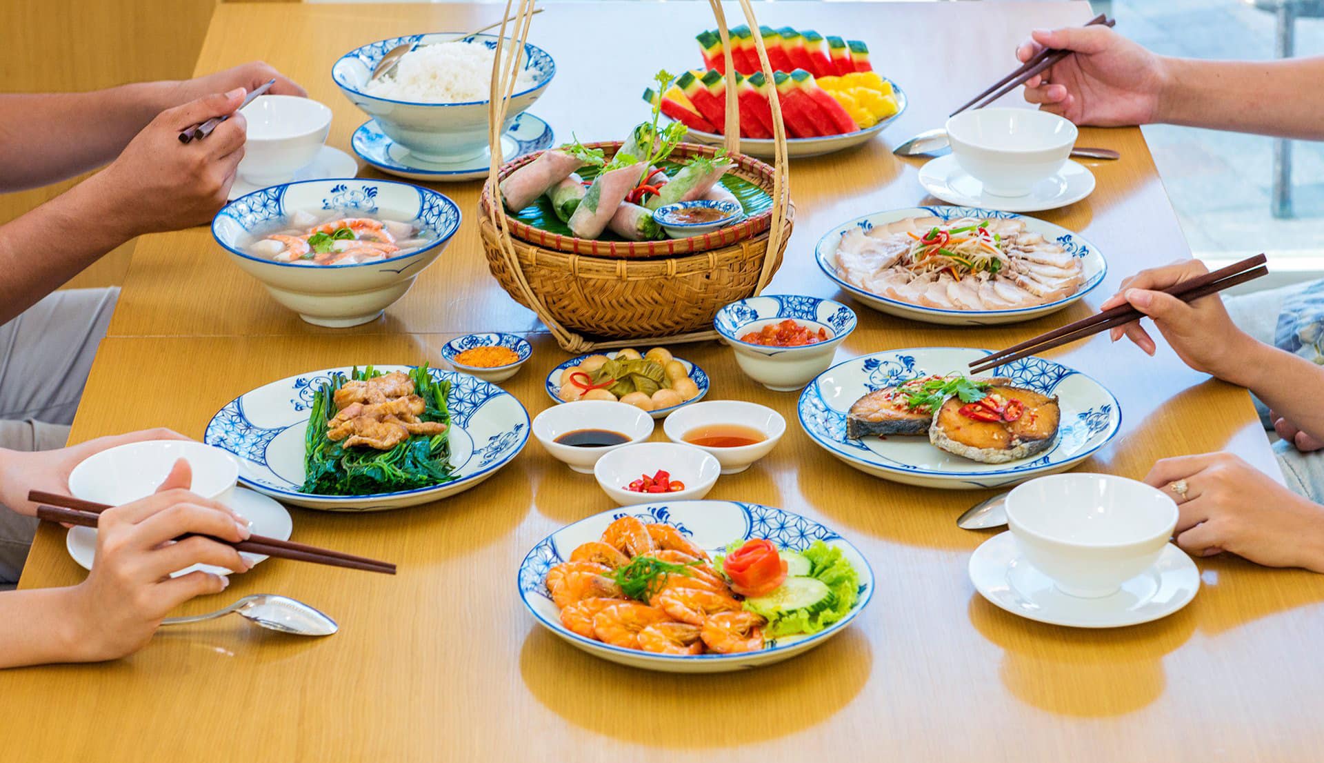 Thưởng thức bữa cơm gia đình tại VinWonders