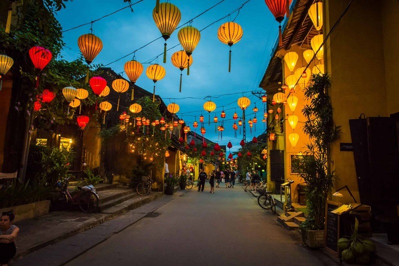 Tản bộ ngắm đèn lồng Hội An Trung thu tại phố cổ