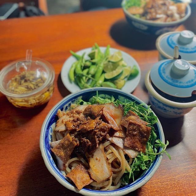 Cao lầu - món ăn đặc sản khi du lịch Hội An
