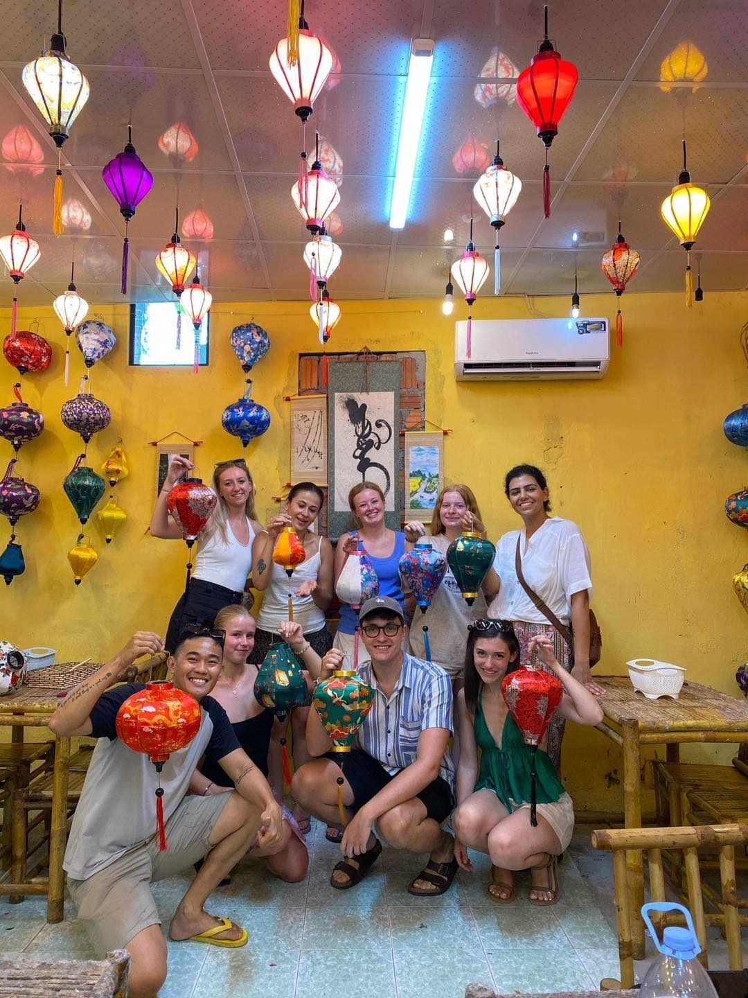 Lớp học làm đèn lồng thủ công tại Hội An Trung thu