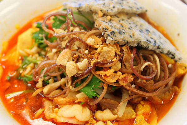 Đến Hội An, bạn có thể thưởng thức mì Quảng ở khắp nơi, từ các quán ăn sang trọng đến các gánh hàng rong. Ảnh: danangplus.net