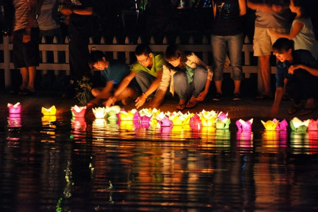 Thả đèn hoa đăng khi du lịch Hội An về đêm