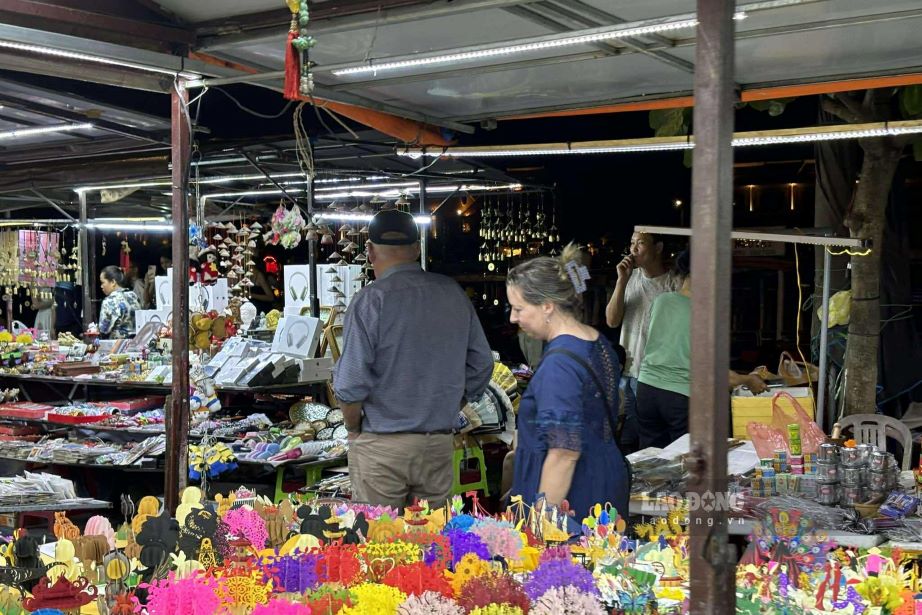 Chợ đêm Hội An nhộn nhịp