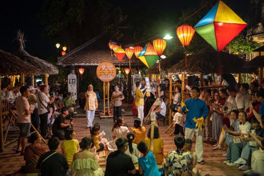 Hát bài chòi khi du lịch Hội An về đêm