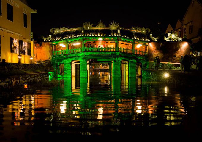 Chùa Cầu lung linh về đêm