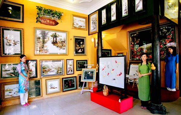 Tranh thêu tay truyền thống làm quà lưu niệm Huế