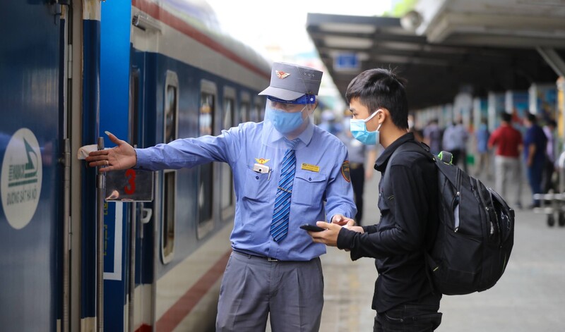 Soát vé cẩn thận trước khi lên tàu hỏa du lịch Huế