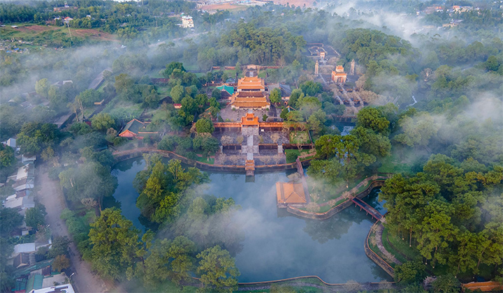 Lăng Tự Đức huyền ảo trong sương sớm