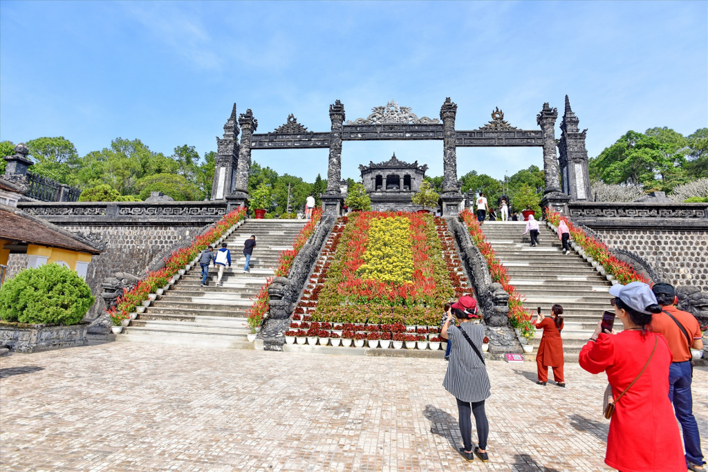 Bậc thềm rồng đá uy nghiêm tại lăng Khải Định