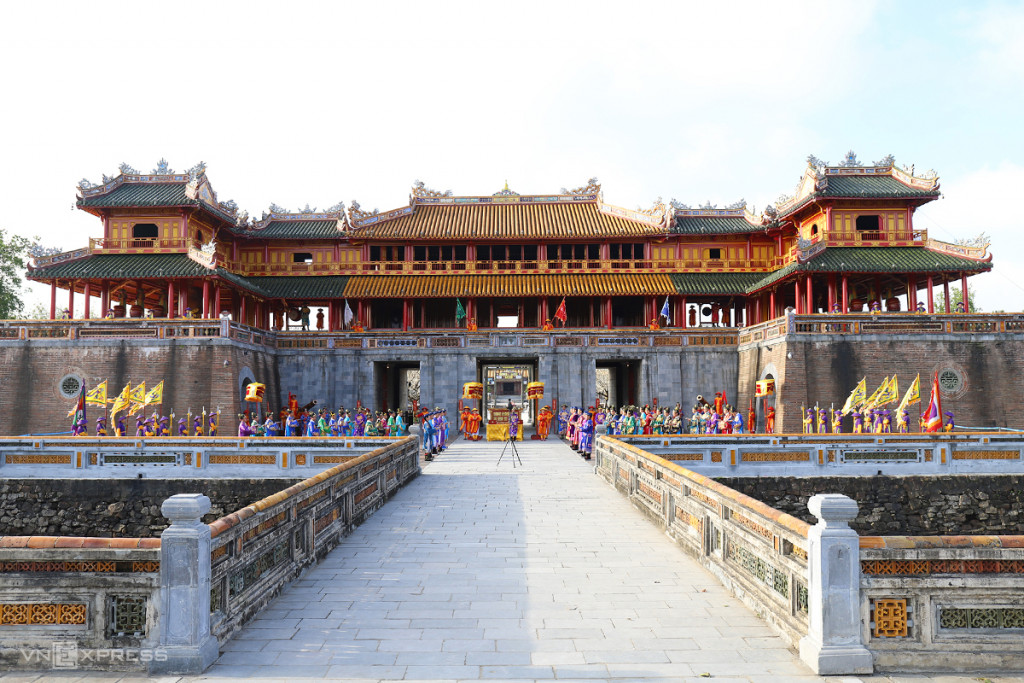 Đại nội Huế trầm mặc cổ kính khi du lịch Huế