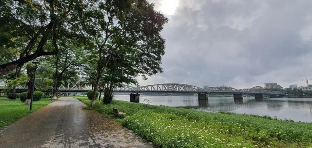 Dạo bước bên bờ sông Hương lãng mạn