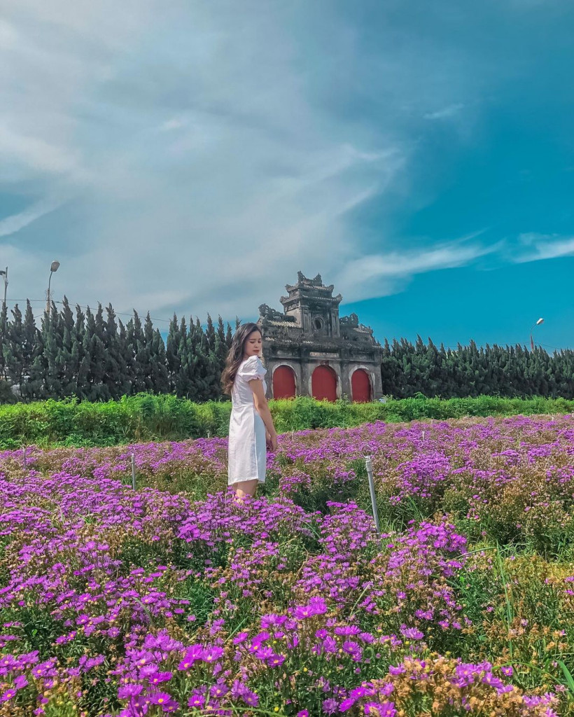 Vườn hoa Văn Thánh đầy sắc màu khi du lịch Huế