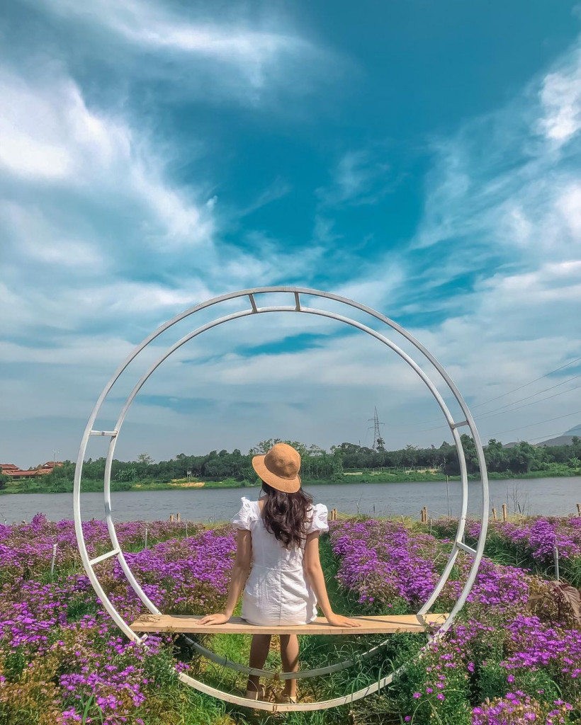 Khách du lịch chụp ảnh tại vườn hoa Văn Thánh