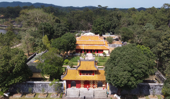 Vẻ đẹp trang nghiêm lăng Gia Long khi đi du lịch Huế