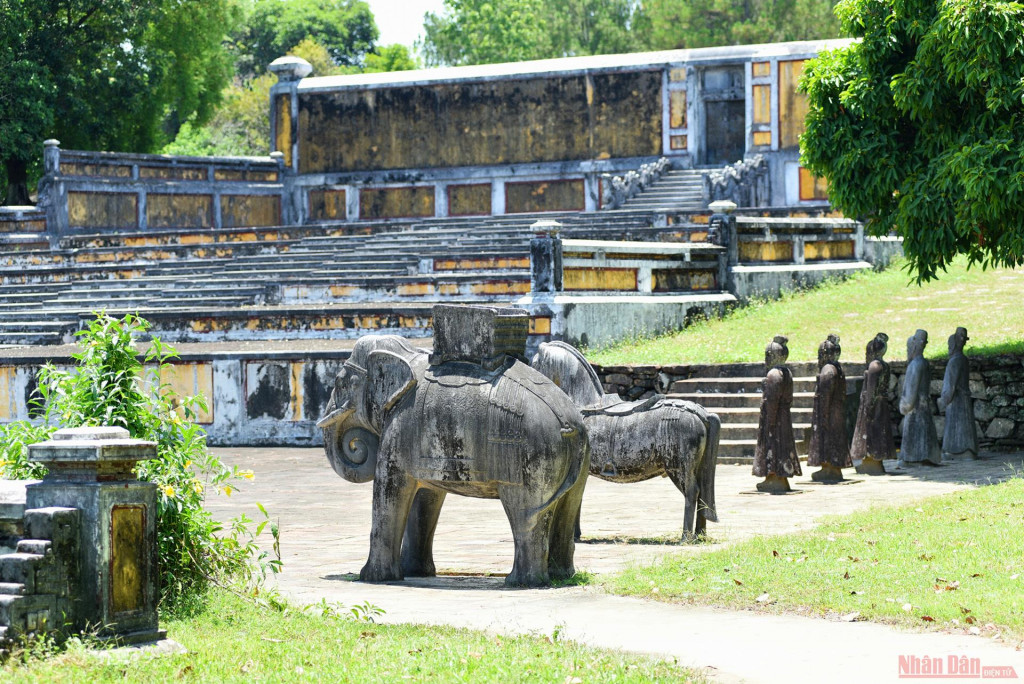 Hành trình phượt lăng Gia Long trong chuyến du lịch Huế