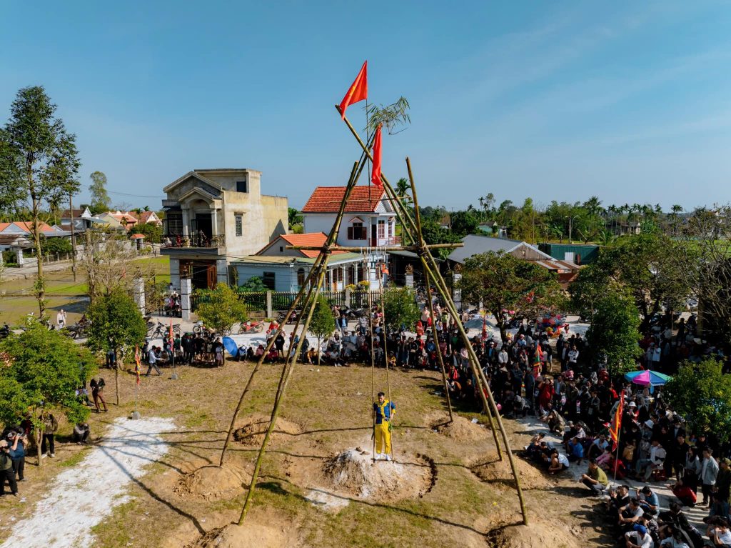 Lễ hội Đu Tiên truyền thống khi du lịch Huế dịp Tết