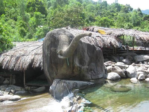 Tảng đá hình voi Suối Voi Huế