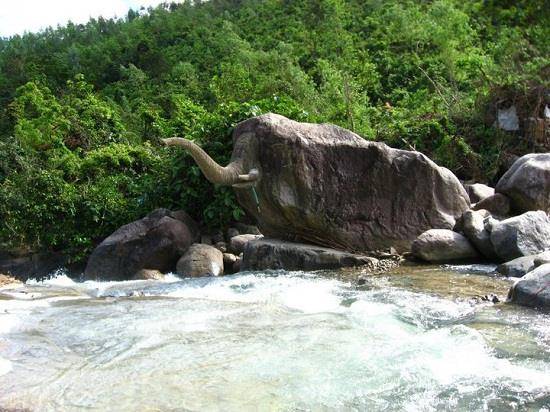 Thác nước tại Suối Voi Huế