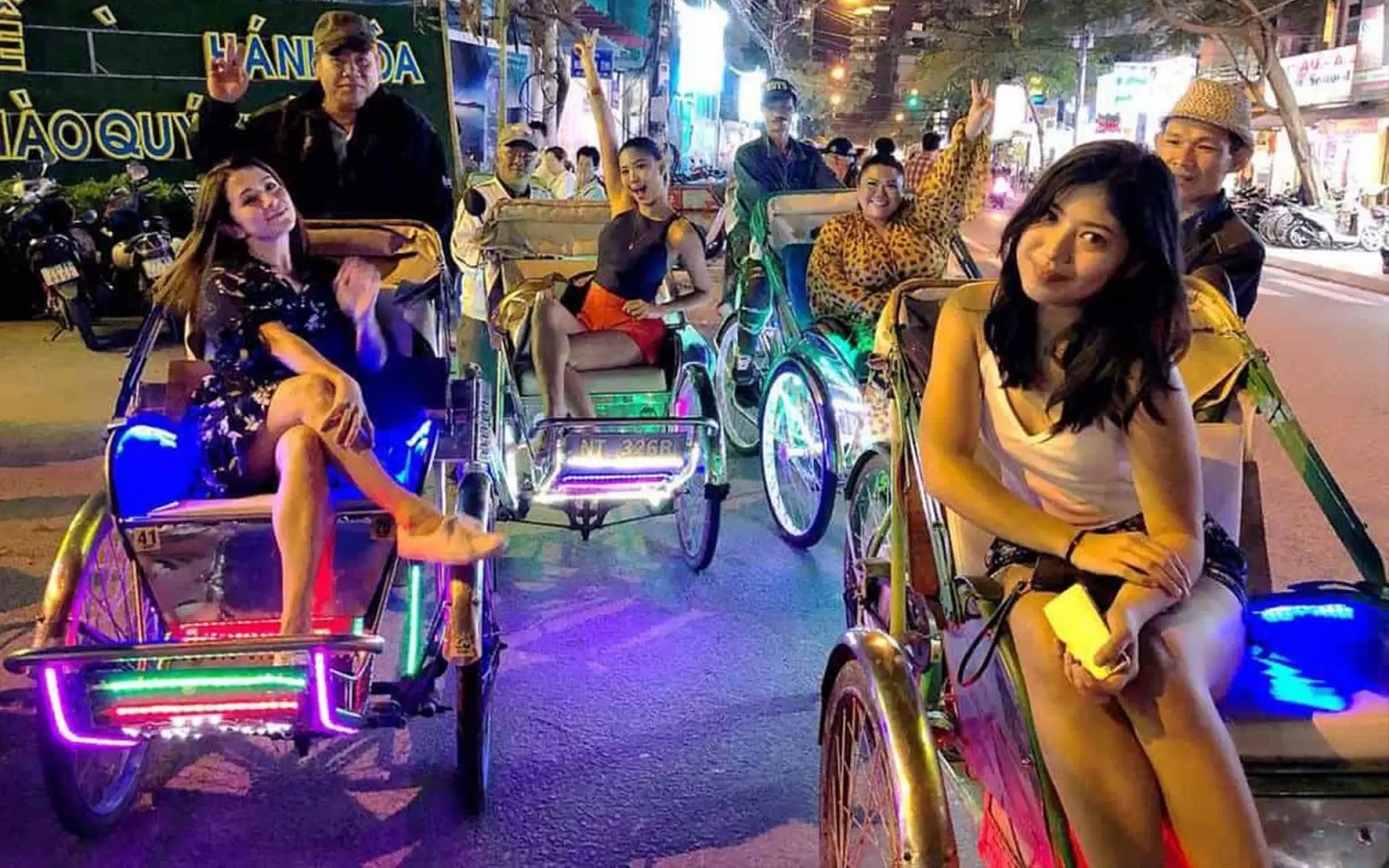 Dạo phố bằng xích lô trong tour du lịch Huế về đêm